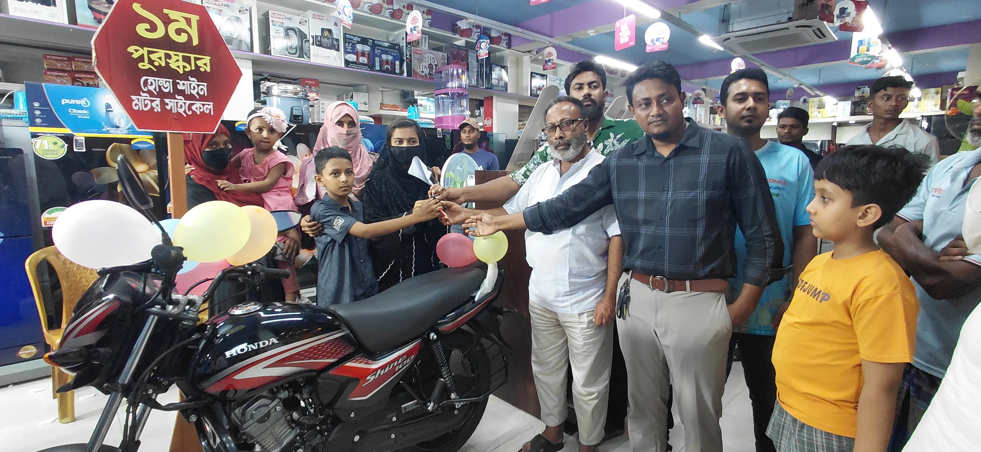 কচুয়ায় স্মার্ট প্লাজায় ঈদ ডাবল ধামাকা অফার: হোন্ডা পেয়েছেন মিম আক্তার