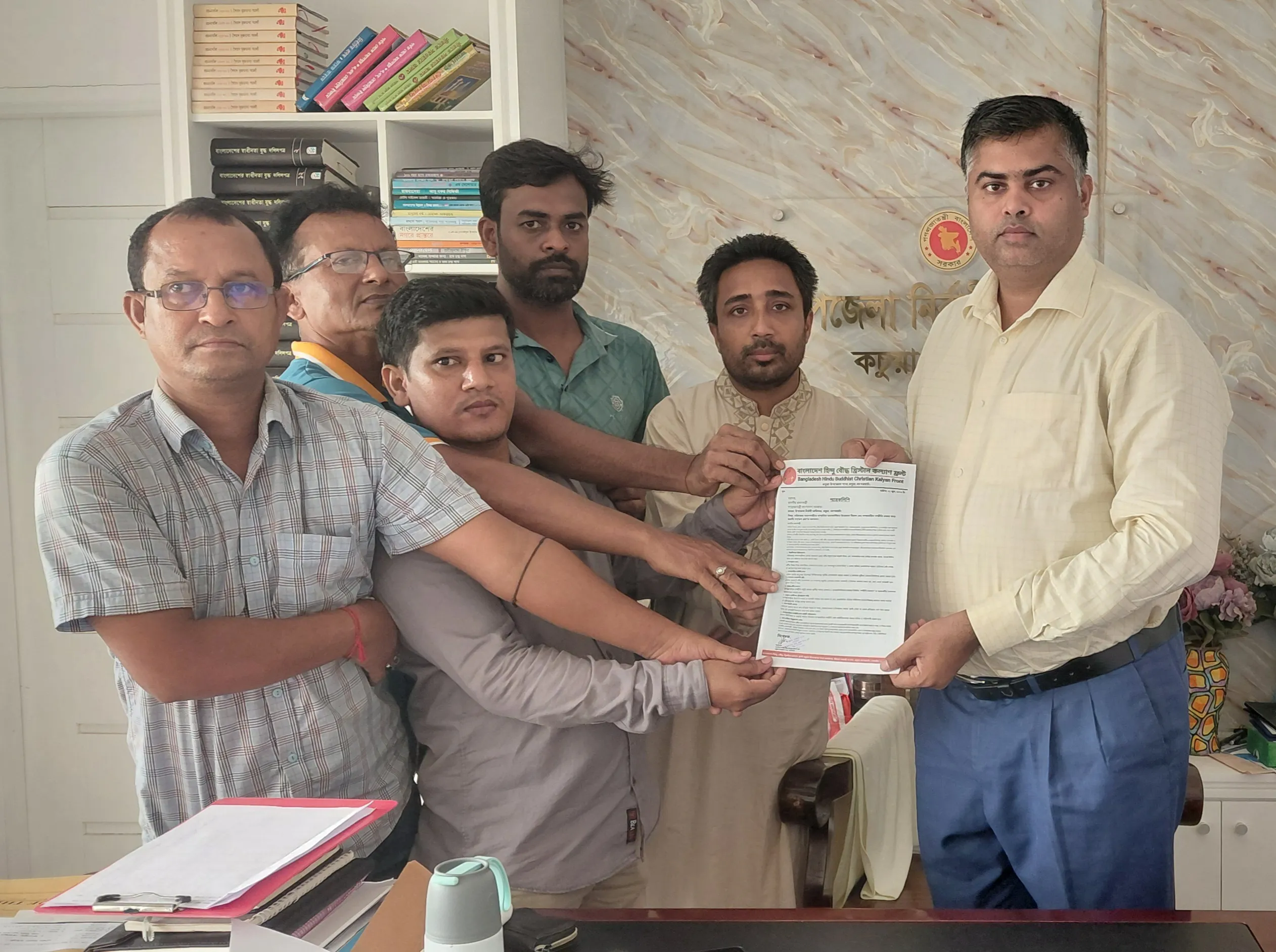 গাইবান্ধার পলাশবাড়ীতে অস্থিরতা নিরসনে প্রধানমন্ত্রীর হস্তক্ষেপ কামনা করে কচুয়ায় স্মারকলিপি