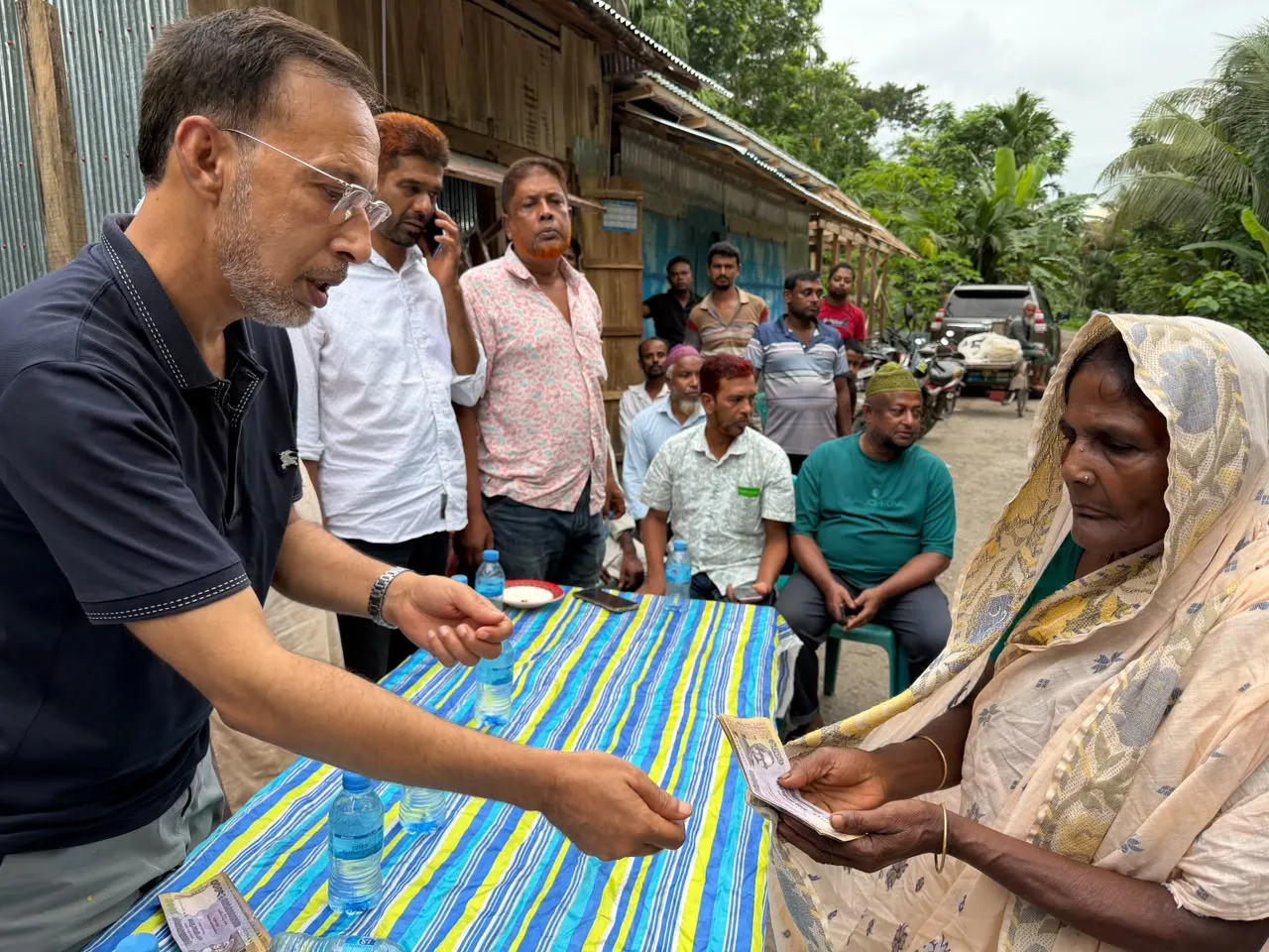 কচুয়ায় সরদার জাহিদের পক্ষ থেকে নগদ অর্থ সহায়তা প্রদান